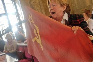 Rozohněná žena na zastupitelstvu Brna vytáhla vlajku Sovětského svazu | Novinky.cz: Domácí
